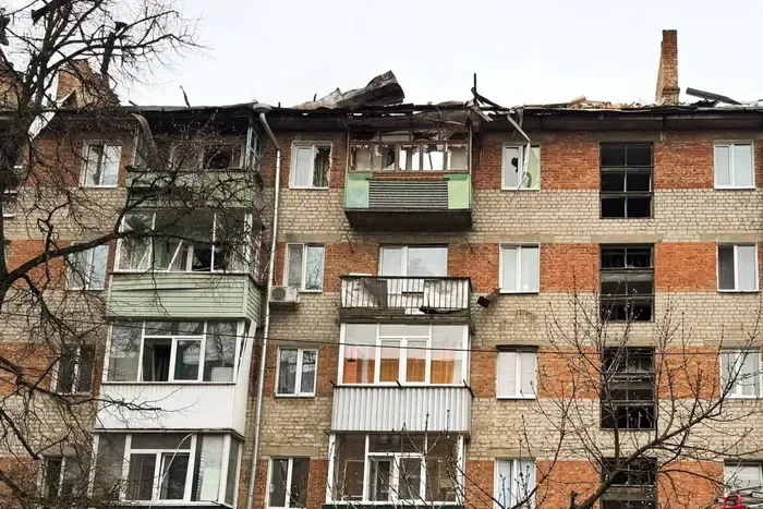 Дрон влучив у будинок у Сумах, є постраждала