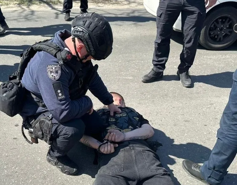 В Одесі чоловік зі зброєю і гранатою влаштував стрілянину посеред вулиці