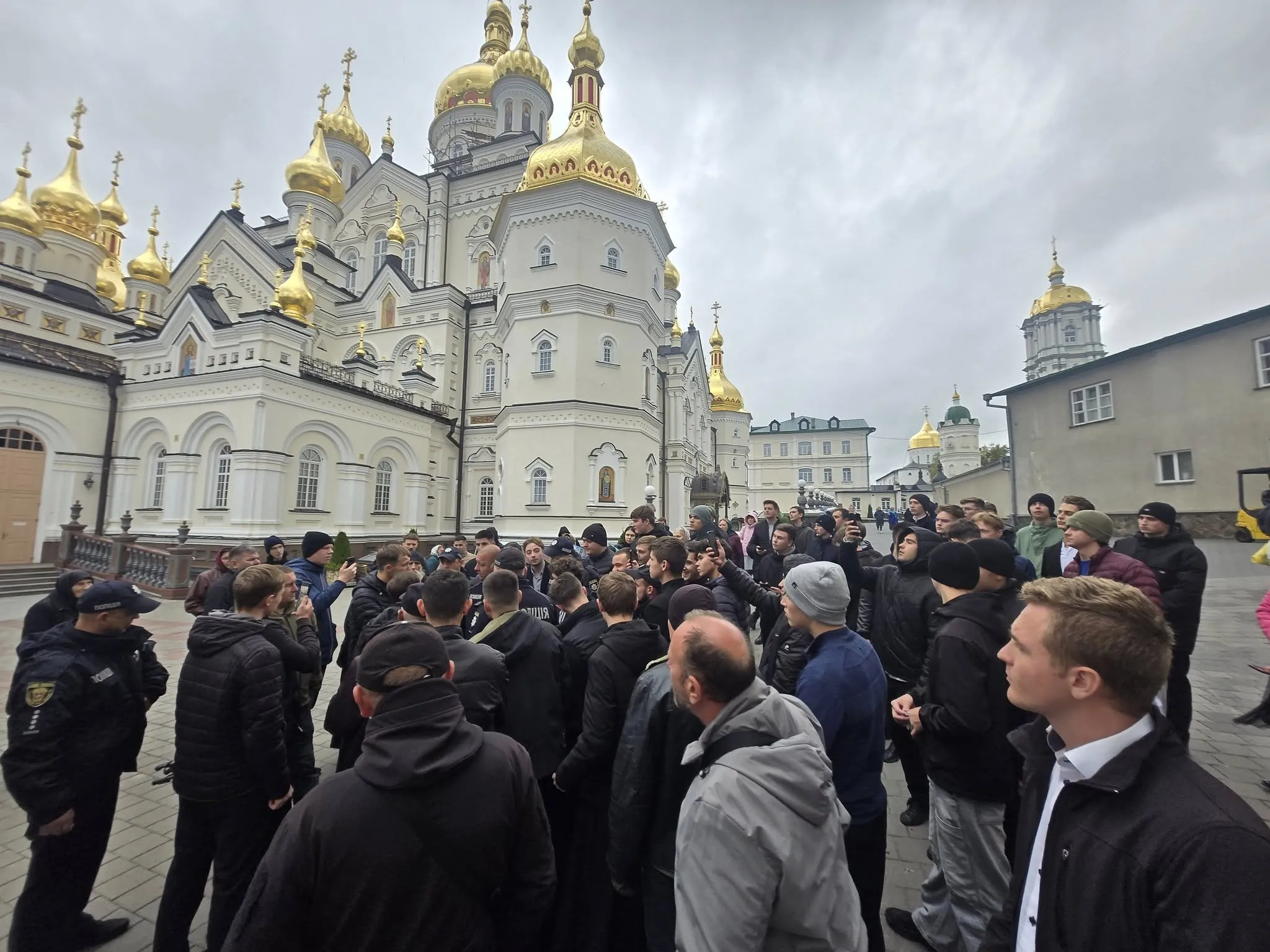 Обшуки в Почаївській лаврі зірвали агресивні підлітки  та прихожани – відео