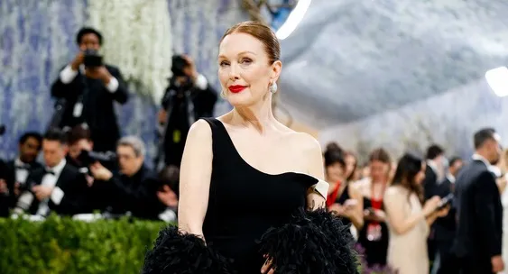 На Met Gala 2026 акторка Джуліанна Мур повторила один із найгучніших скандалів мистецтва