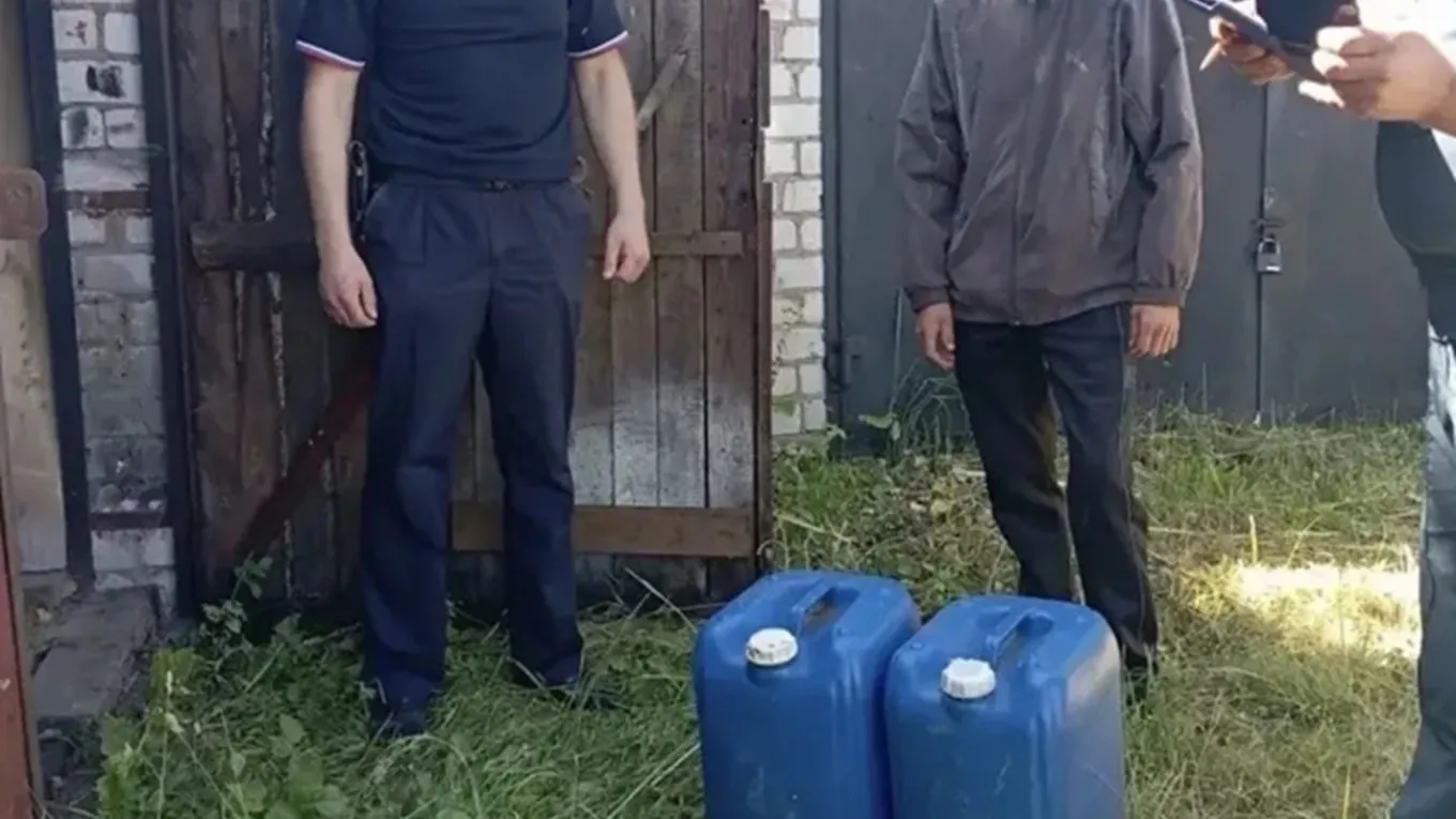 У Псковській області рф силовики почали шукати запаси бензину в гаражах та будинках місцевих