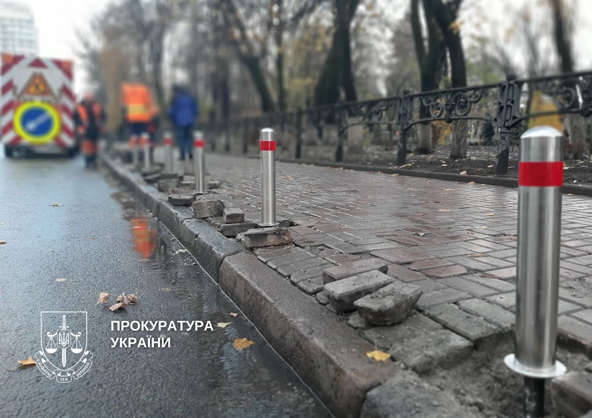 Київському чиновнику оголосили підозру за купівлю надто низьких антипаркувальних стовпчиків