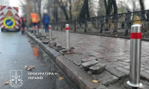 Київському чиновнику оголосили підозру за купівлю надто низьких антипаркувальних стовпчиків