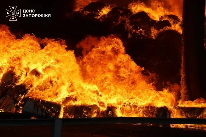 В Запорожье в результате нападения загорелся склад