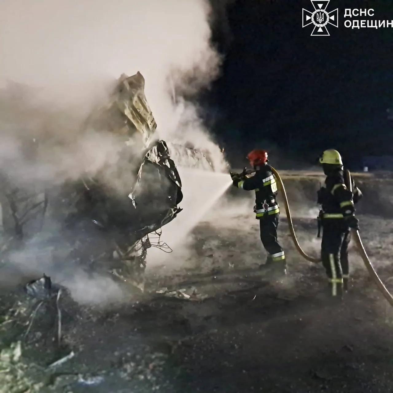 На Одещині внаслідок атаки дронів рф на стоянку з фурами загинуло двоє людей На Одещині внаслідок атаки дронів рф на стоянку з фурами загинуло двоє людей