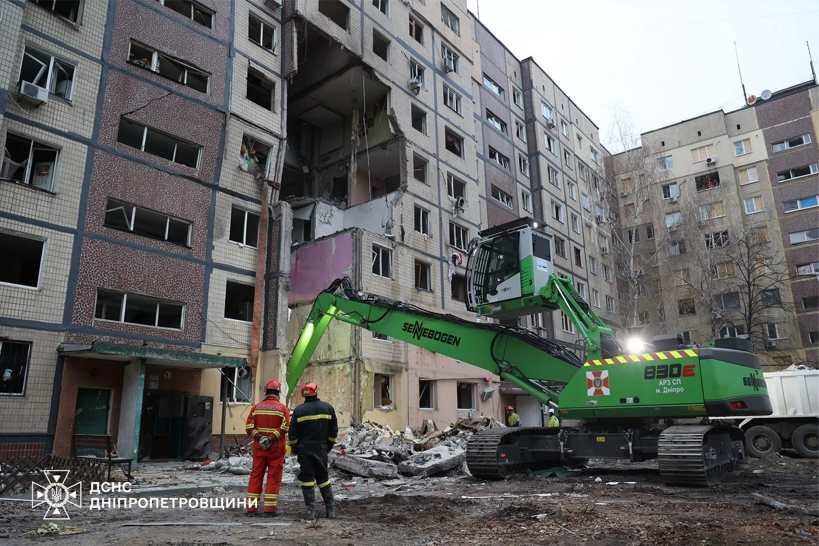 У Дніпрі рятувальники дістали з-під завалів зруйнованої багатоповерхівки тіло чоловіка