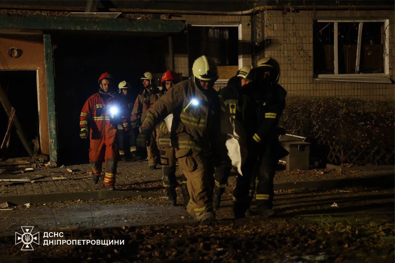 Поліція показала кадри перших хвилин після нічного удару по будинку у Дніпрі