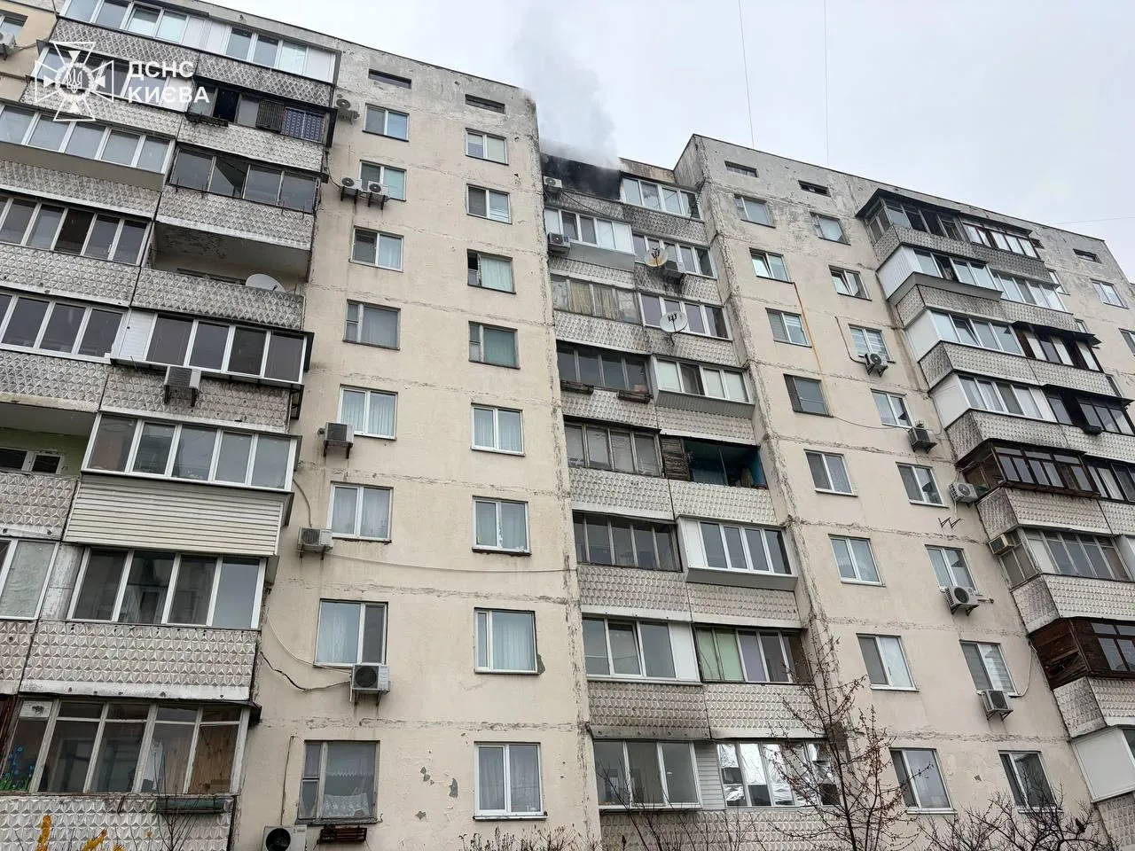На Оболоні загорілася багатоповерхівка – фото