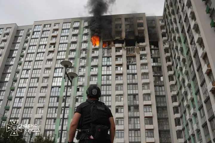 В Киеве дрон врезался в 16-этажный дом в Дарницком районе