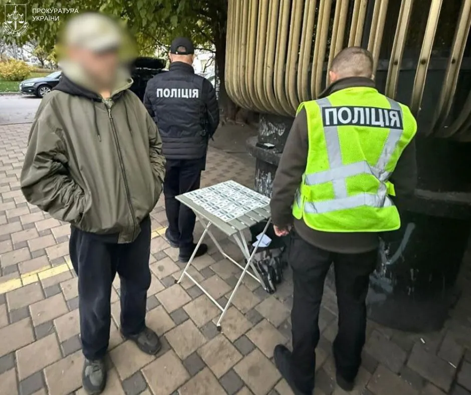 Викрито мешканця Києва, який за $4 тисячі пропонував ухилянтам піші походи до Румунії