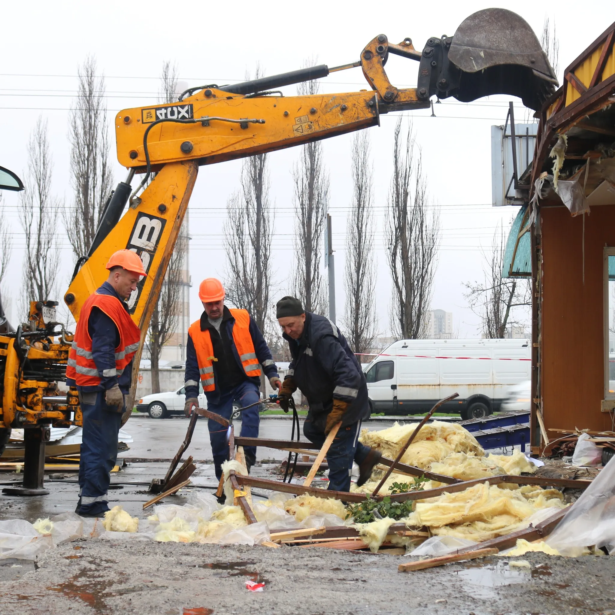 На Виноградарі будівельною технікою знесли місцевий ринок – фото