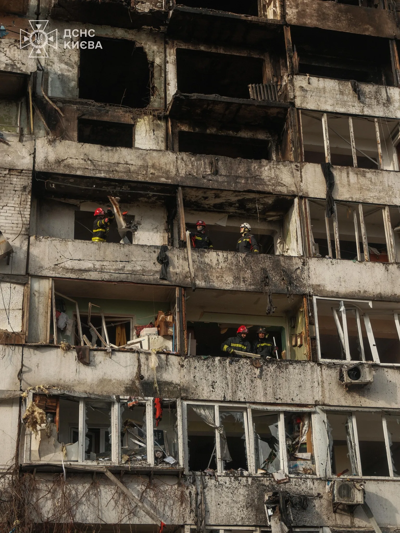 Рятувальники у Києві завершили роботи на місці російських ударів