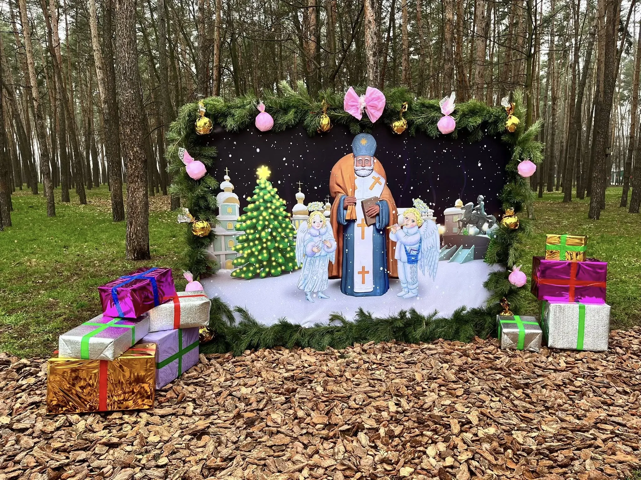 Фото: у Києві відкрили святкові новорічні локації у всіх районах