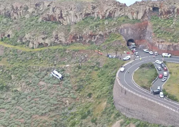 Автобус з туристами зірвався у яр на Ла Гомері