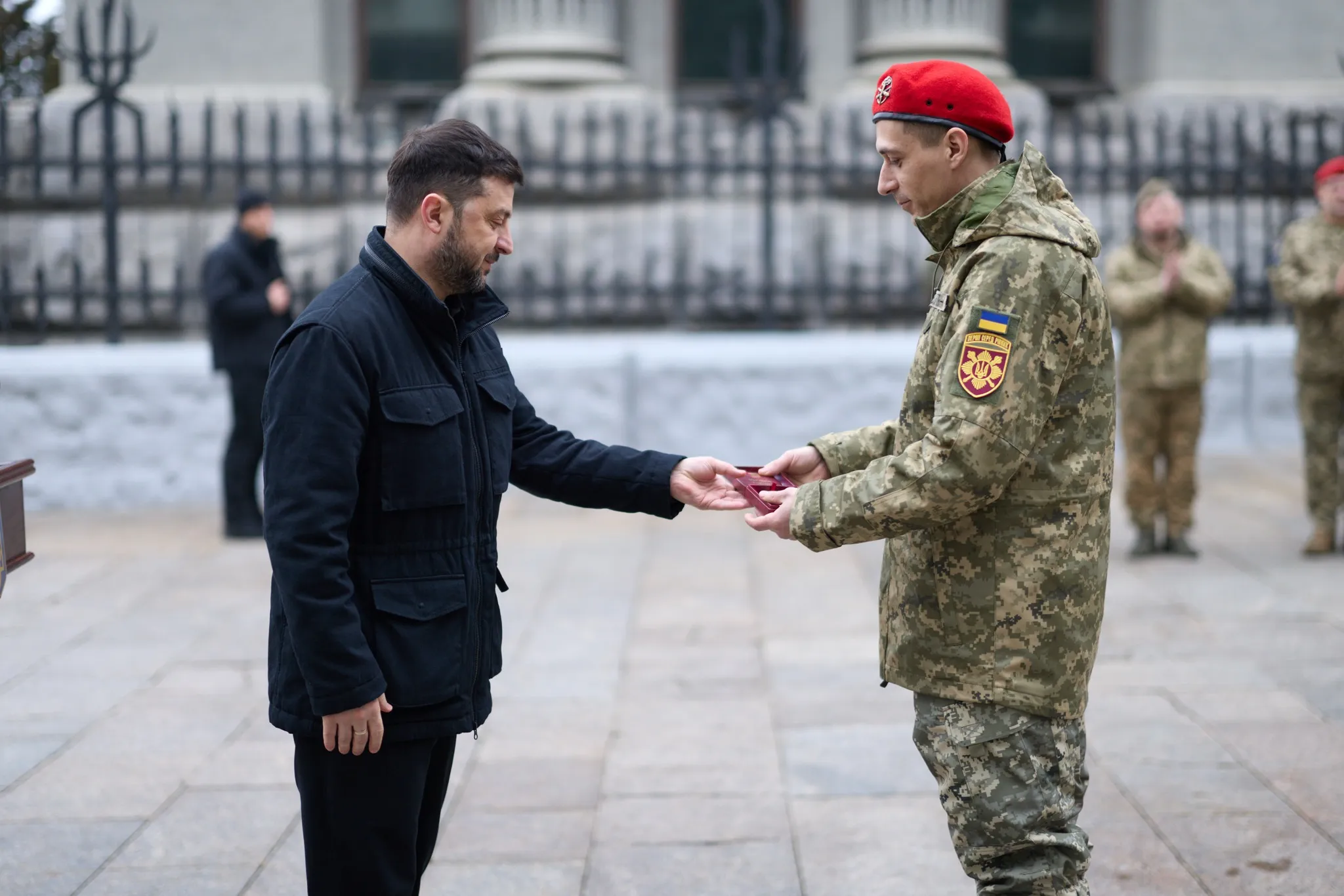 Зеленський відзначив державними нагородами військових у День ракетних військ і артилерії
