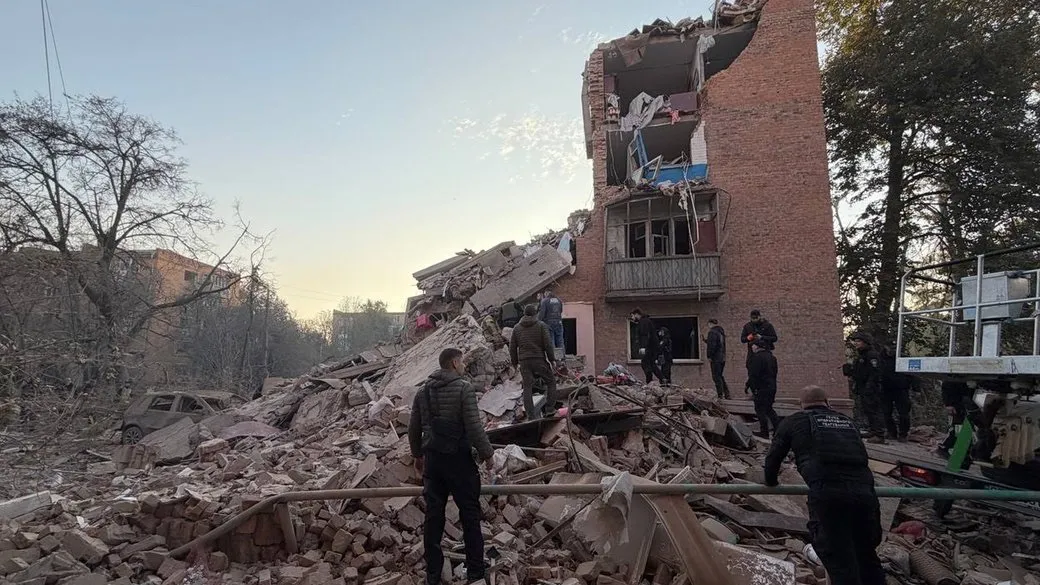 Видео: В Прилуках спасатели извлекли ребёнка из-под завалов после удара со стороны РФ