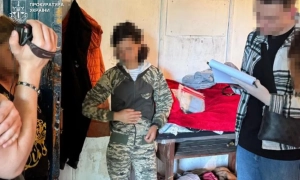 У Сумах офіцера спіймали на хабарі: намагався викинути гроші і втекти