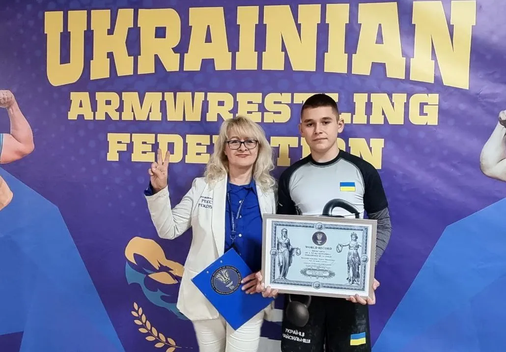 12-річний хлопець з Закарпаття встановив світовий рекорд з гирьового спорту