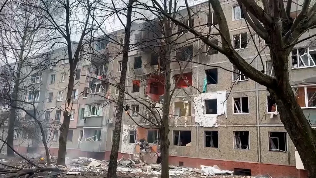 У Чернігові дрон РФ влучив у багатоповерхівку, є постраждала