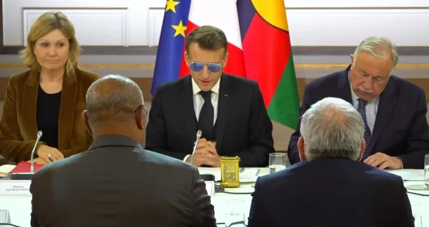 Макрон з’явився на нараду у сонцезахисних окулярах (Відео)