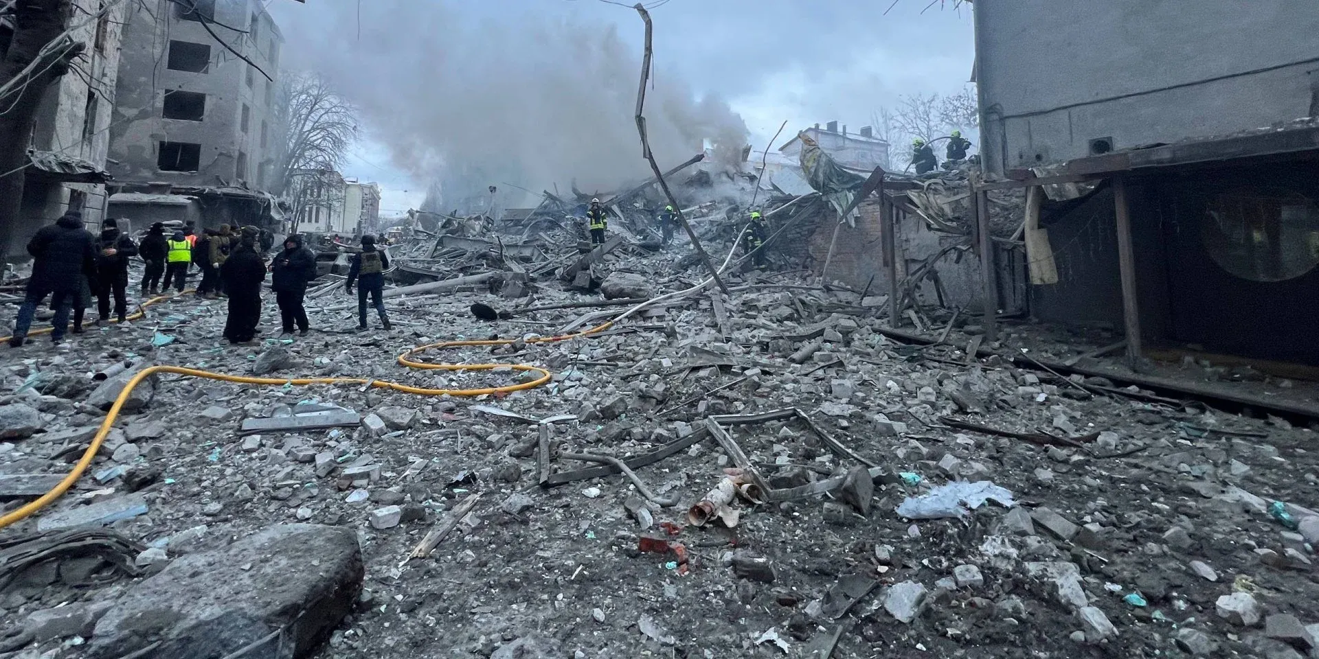 Під завалами у Харкові залишаються люди після ракетного удару