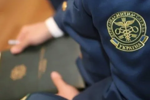 Митники вилучили на кордоні з Польщею понад 14 тисяч марок із нацистською символікою