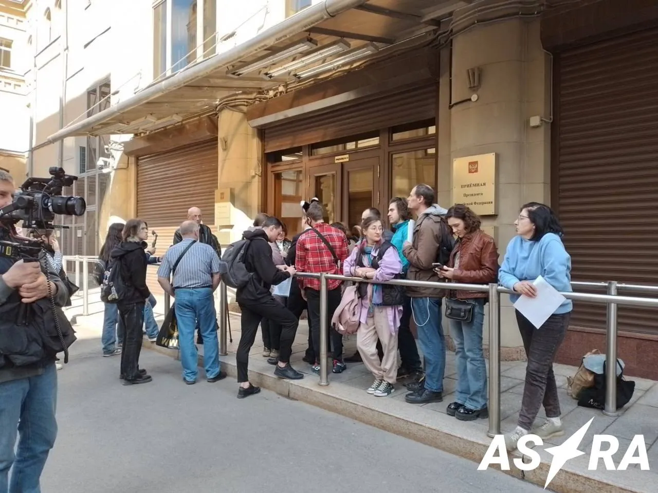 Росіяни годинами стоять у черзі до приймальні Путіна, щоб поскаржитися на блокування Telegram