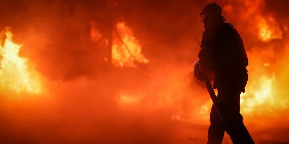 Видео: В Киеве российский дрон попал в здание магазина, вспыхнул пожар
