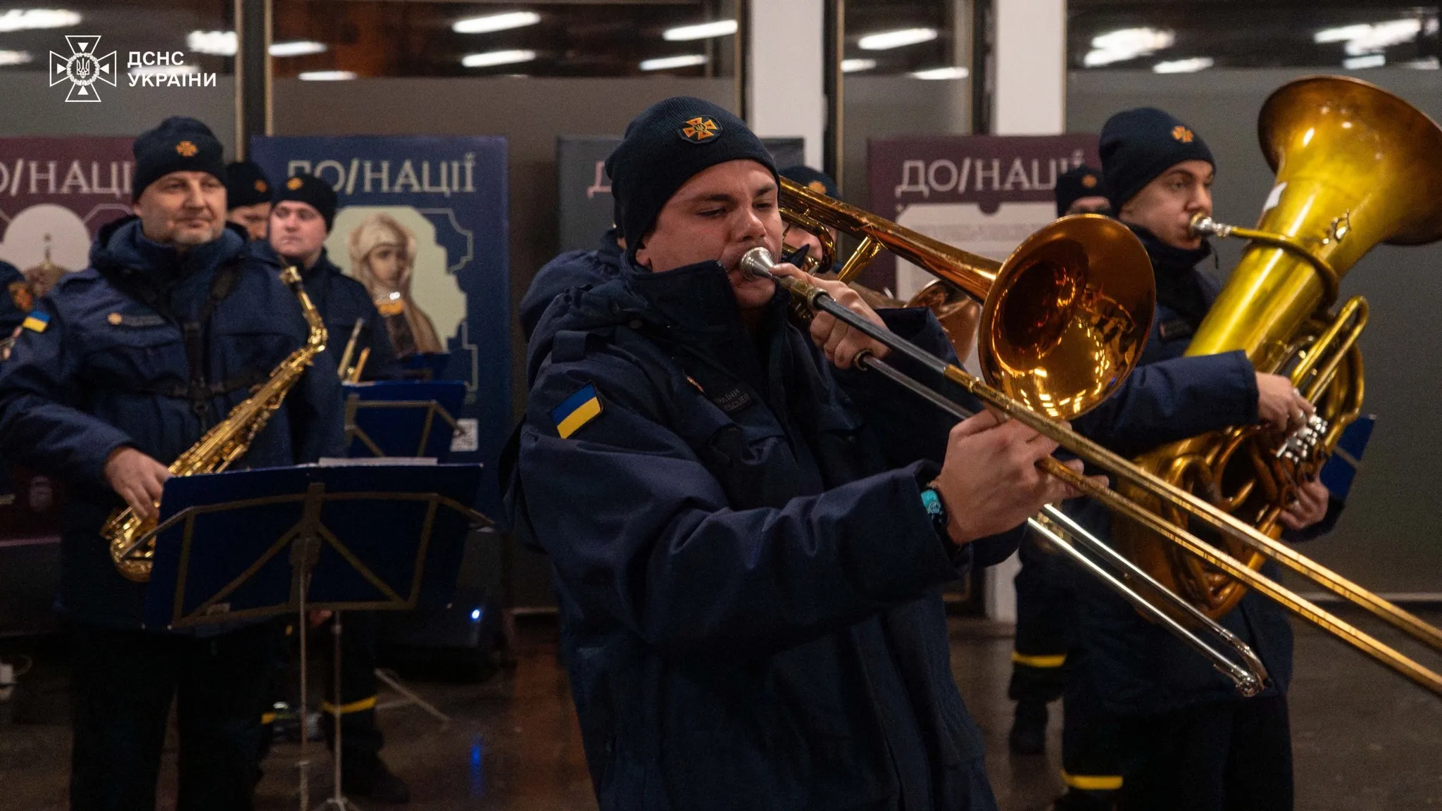 Відео: Оркестр ДСНС привітав киян із прийдешнім Різдвом