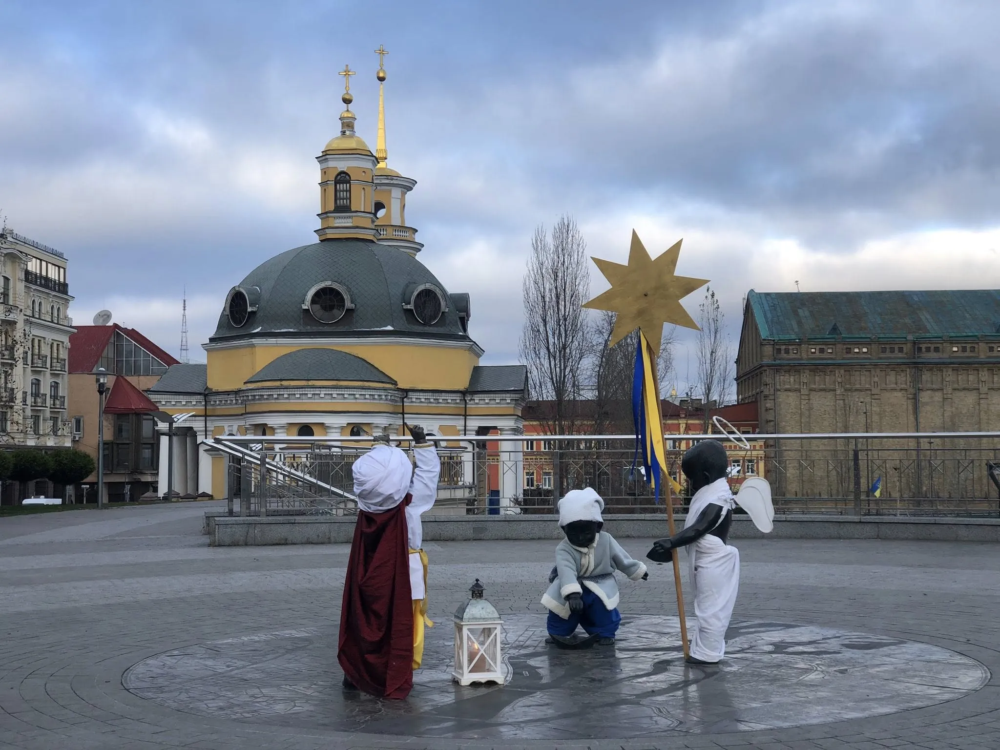 Поштову площу прикрасили святкові костюми малюків-засновників Києва (Фото)