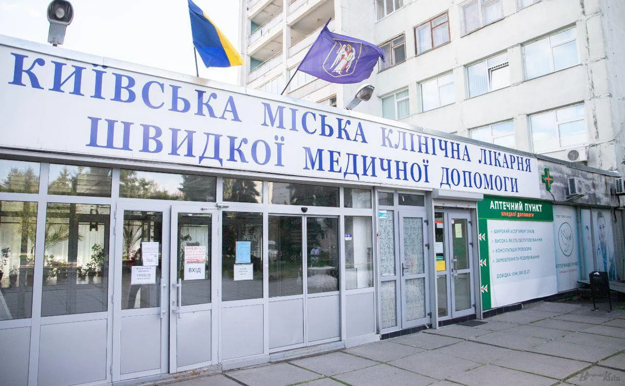 Київські медики робили операції під ліхтариками, бо начальство вивезло генератор – відео