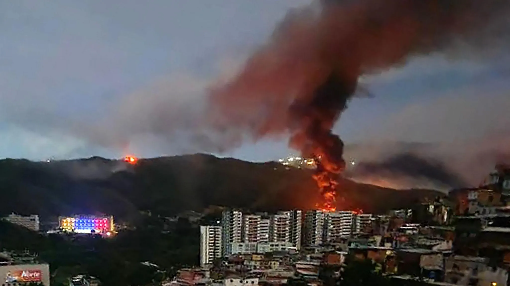 Вибухи і руйнування в центрі Каракасу – перші відео після удару США по базі