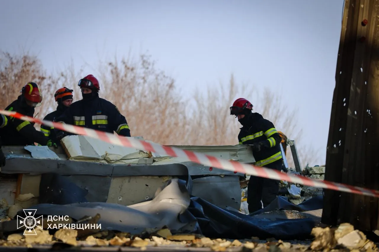 ФОТО: Наслідки удару РФ по поштовому терміналу на Харківщині