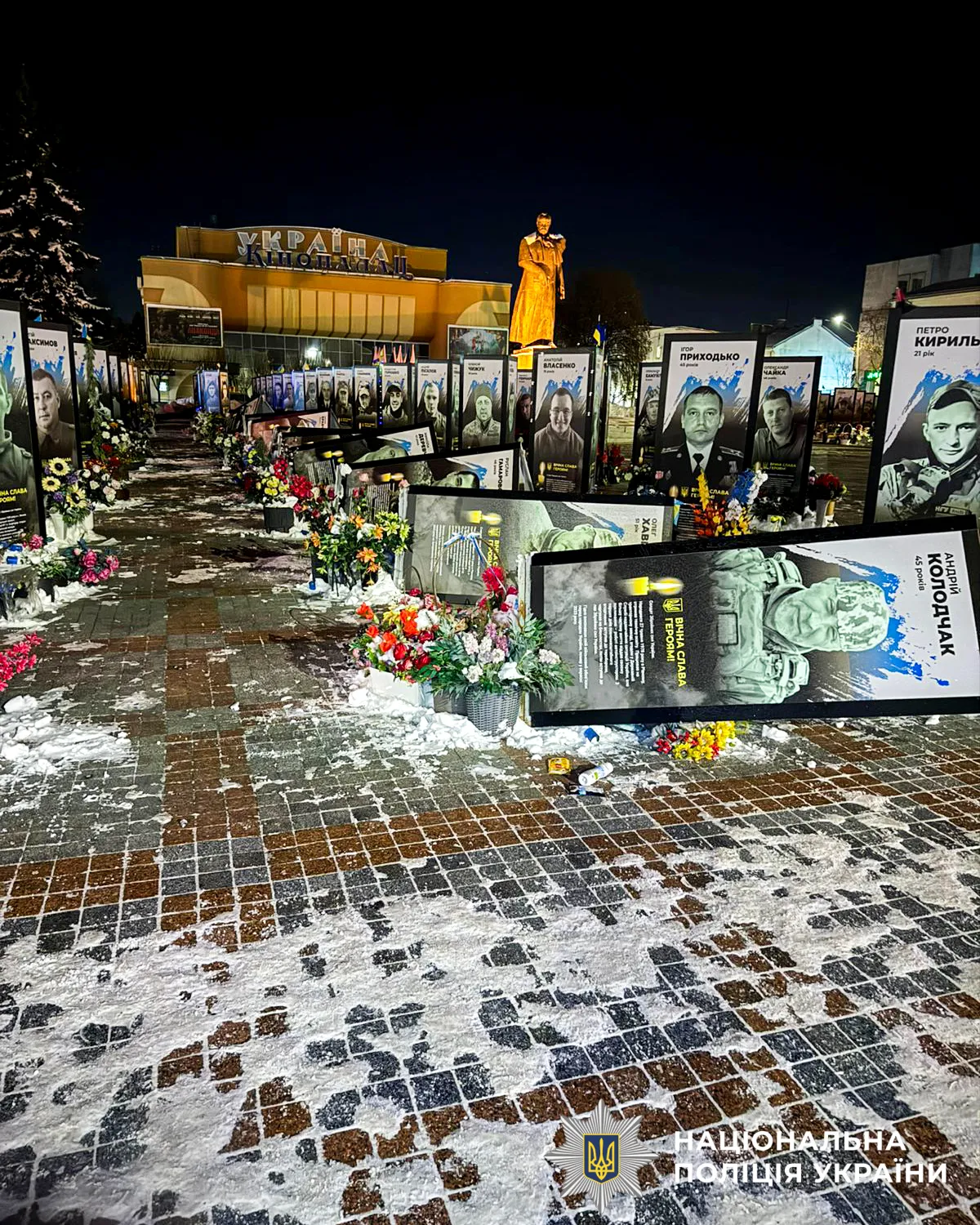 У Рівному жінка перекинула портрети загиблих Героїв на Майдані Незалежності