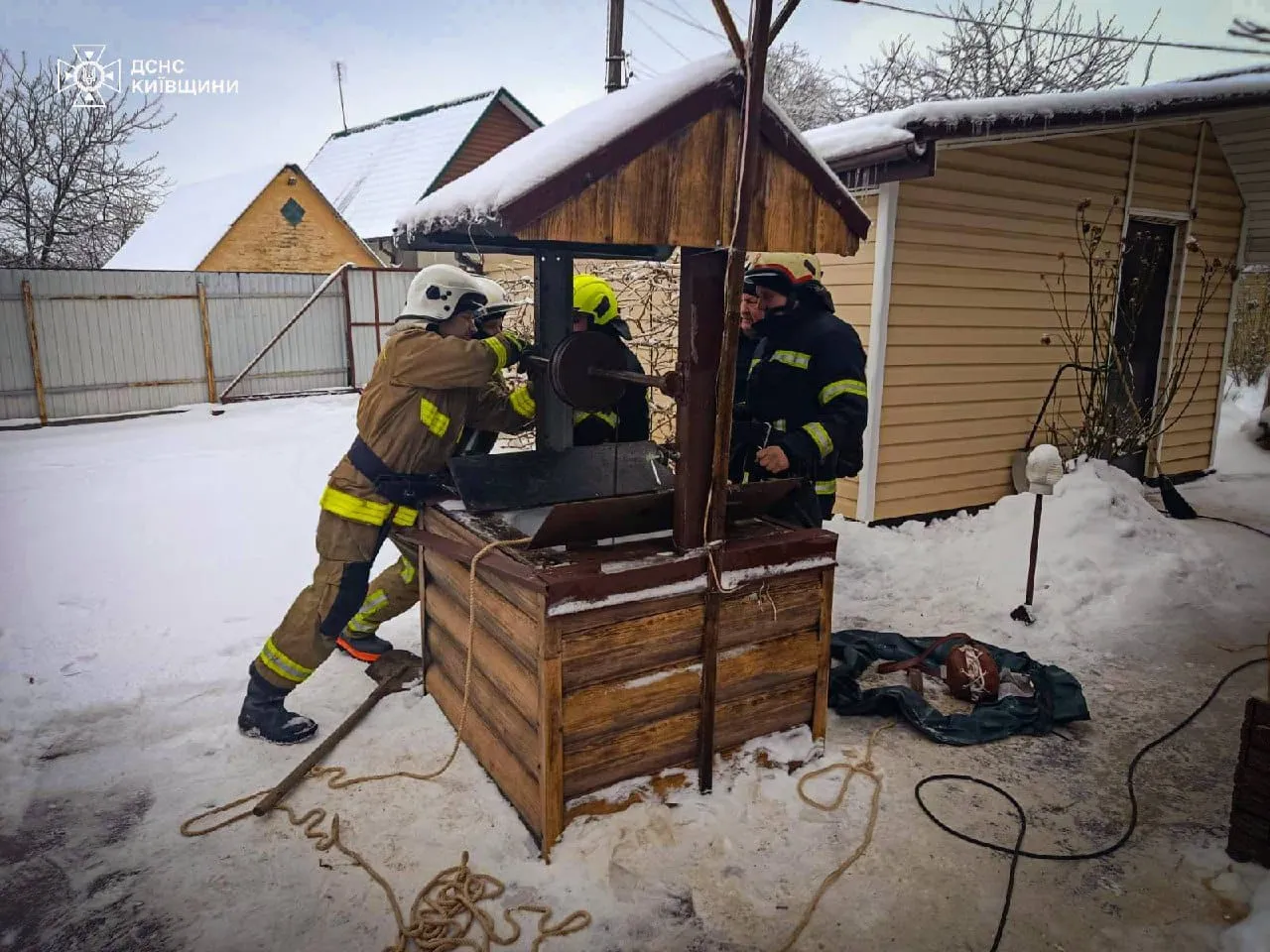 На Білоцерківщині рятувальники дістали чоловіка з 8-метрової криниці