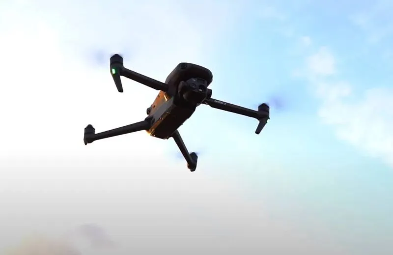 Видео: российский FPV-дрон преследовал мужчину на улице в Сумах