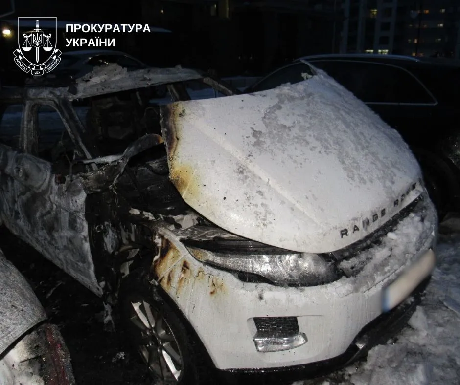 У Києві спалили елітні позашляховики, двом жителям Кіровоградщини оголосили підозри