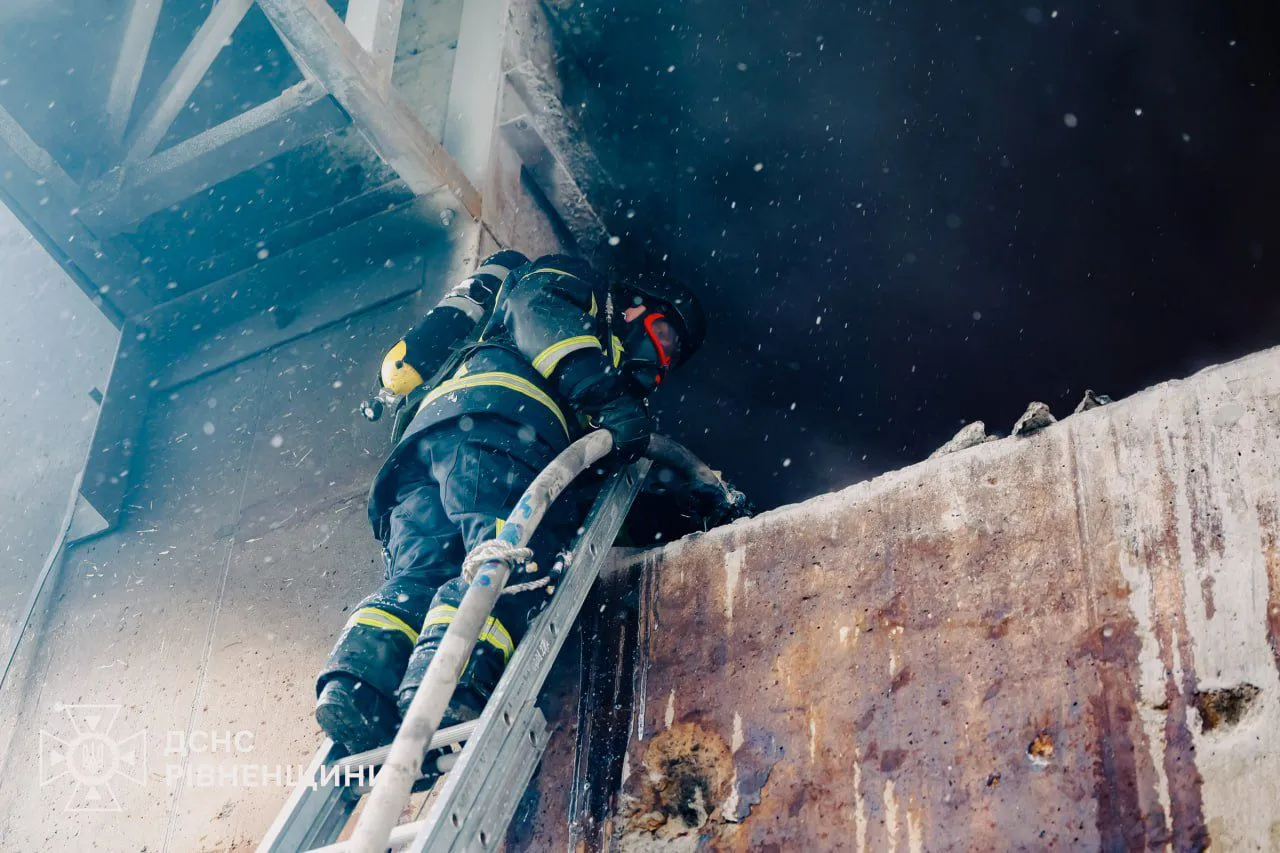 Удар по критичній інфраструктурі, на Рівненщині ліквідували пожежу