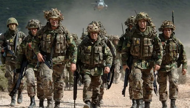 Німеччина тимчасово скасувала вимогу дозволу для виїзду за кордон чоловіків до 45 років, — Die Welt