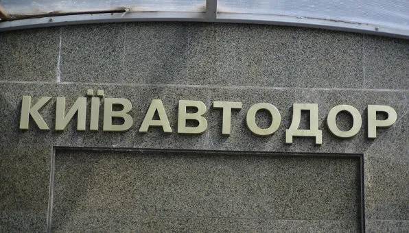 У Києві посадовиця Київавтодору отримала підозру у збитках через неякісний ремонт доріг