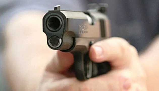 У Хмельницькому чоловік влаштував стрілянину по авто на дорозі