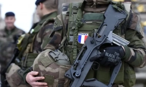 В естонській Нарві росіян 9 травня потролили портретом путіна - воєнного злочинця