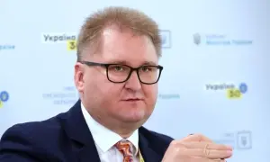 Фото: Порошенко в останній момент приніс документи до ЦВК