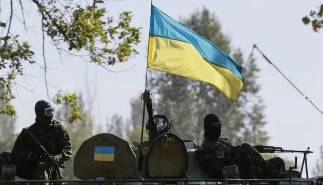 Українці довіряють армії, волонтерам і рятувальникам, а не уряду — опитування