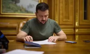 Видео: рашисты «деукраинизируют» стелу на въезде в Мариуполь