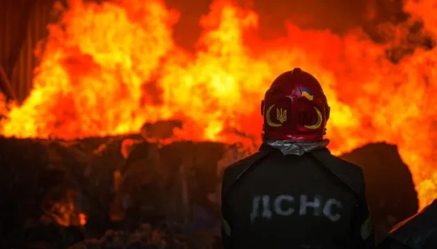 Росіяни атакували ліцей на Київщині — виникла пожежа