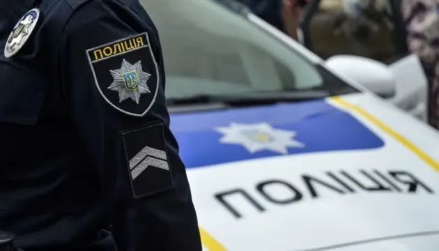 В Одесі натовп заблокував авто поліції через чоловіка в розшуку