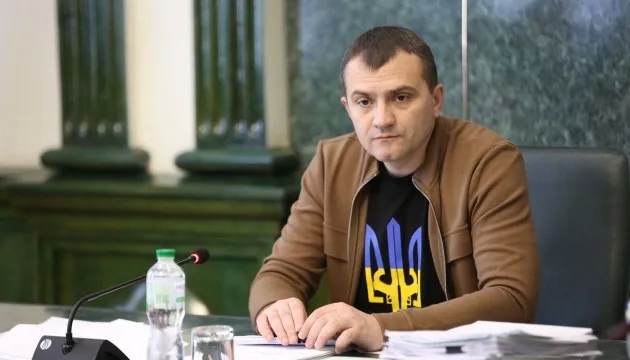 Video: Russian flags are lying on the floor in the Khmelnytskyi mayor's office instead of rugs