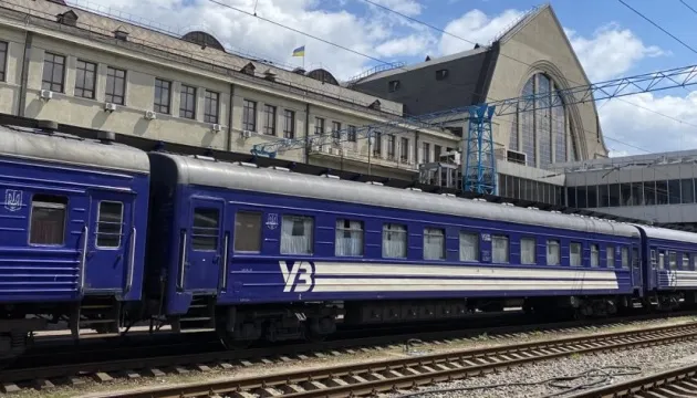 Укрзалізниця змінила рух поїздів після нічної атаки РФ на Київщину