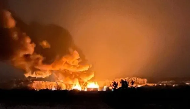 Відео: Росіяни фільмують палаючі військові автівки посеред траси